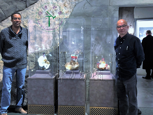 華盛頓國家自然史博物館Michael-A-Wise邁克爾·懷斯博士（左）向譚力介紹他尋獲的極品碧璽標本。